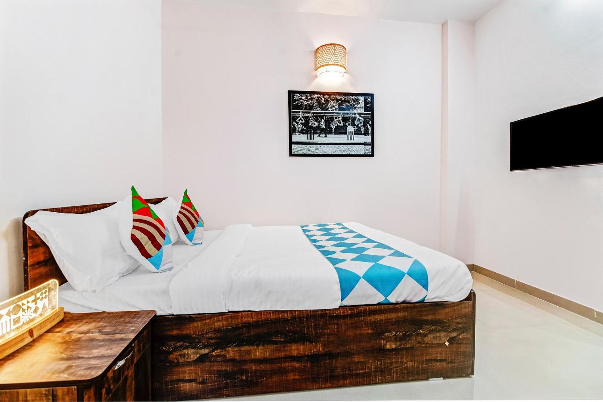 Guest house Oyo Elegant Rk Fursungi Pune